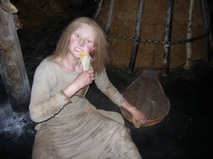 PicForNewsletterIcelandMay2005SagaMuseumGIRLSTATUE